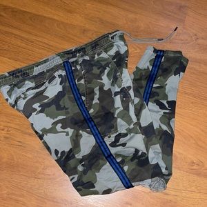 Men Camo chino’s with rips